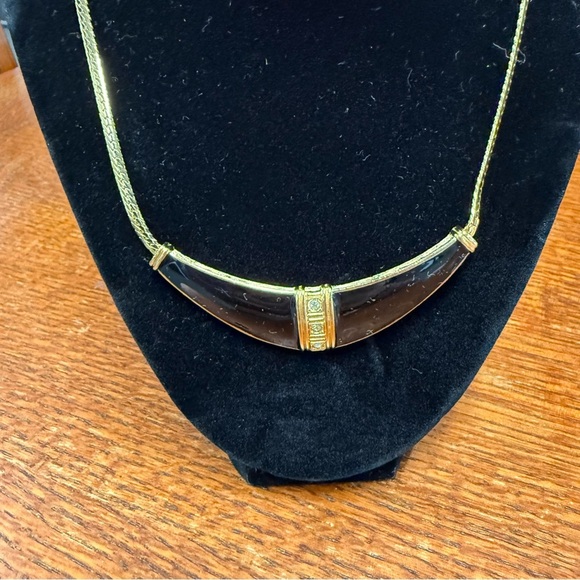 Avon “Golden Accent” Crescent Necklace with Delicate Chain vintage 1988 NIB - Picture 6 of 7